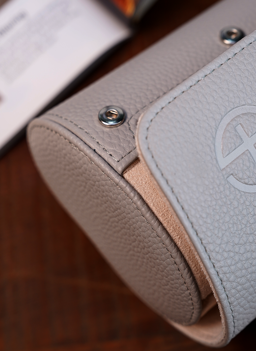 Graue Uhrenrolle – Drei Uhren